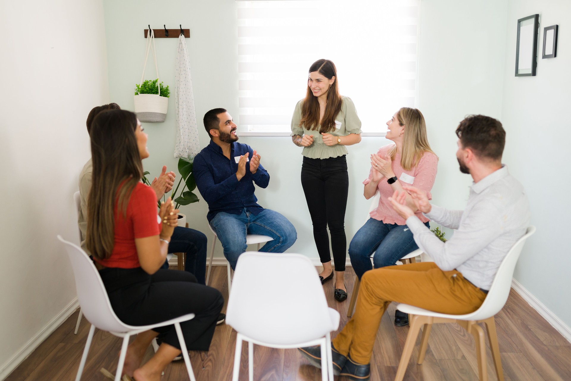Personas diversas que se sienten felices en el asesoramiento grupal