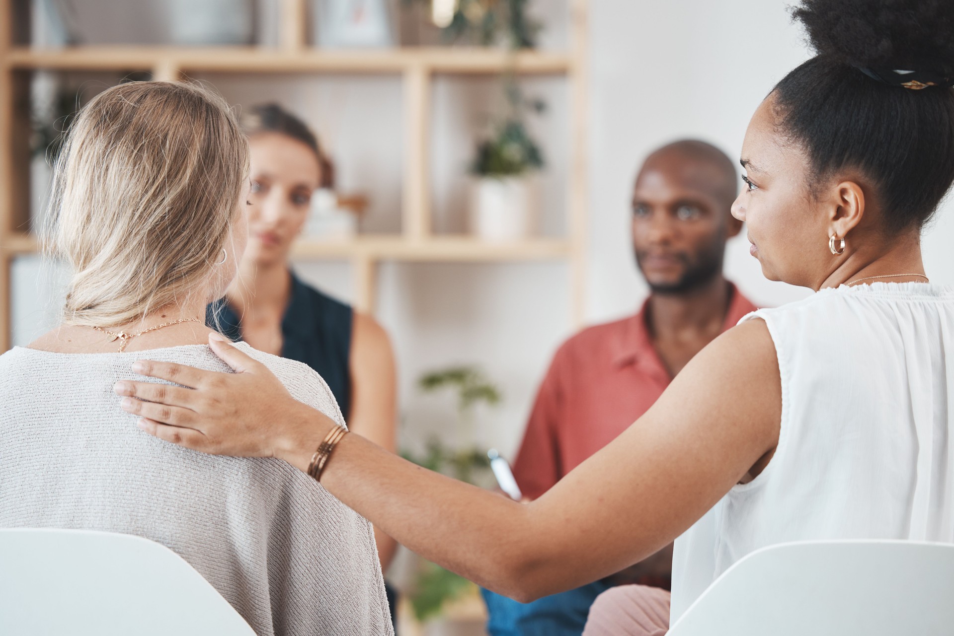 Apoyo, ayuda y grupo de personas en terapia de discusión para problemas de salud mental, estrés o depresión con psicólogo o terapeuta profesional. Cuidado, confianza y psicología con conversación comunitaria